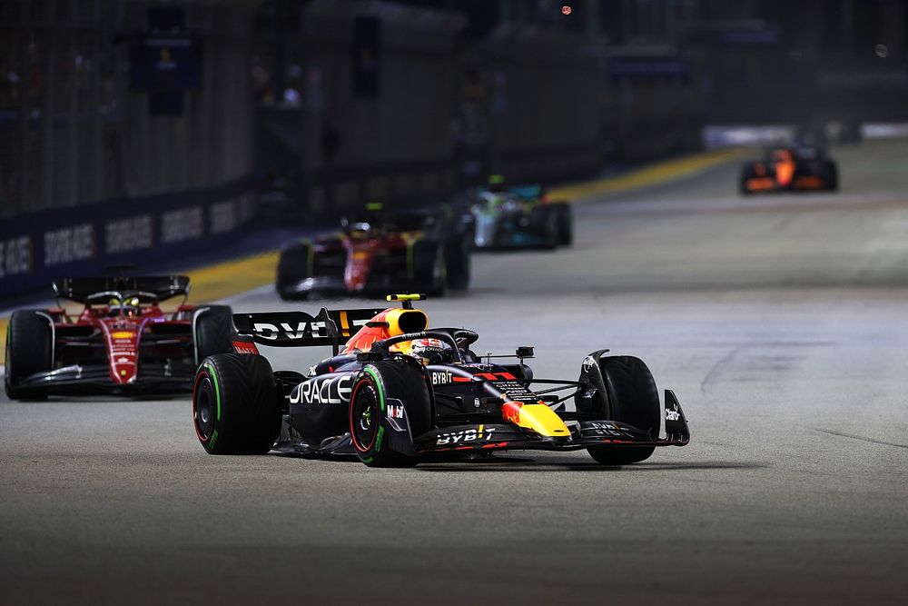 Sergio Perez, Red Bull Racing RB18, Charles Leclerc, Ferrari F1-75, Carlos Sainz, Ferrari F1-75