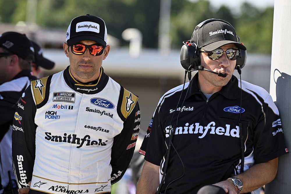 Aric Almirola, Stewart Haas Racing, Smithfield Ford Mustang yDrew Blickensderfer, Stewart Haas Racing, Ford Mustang