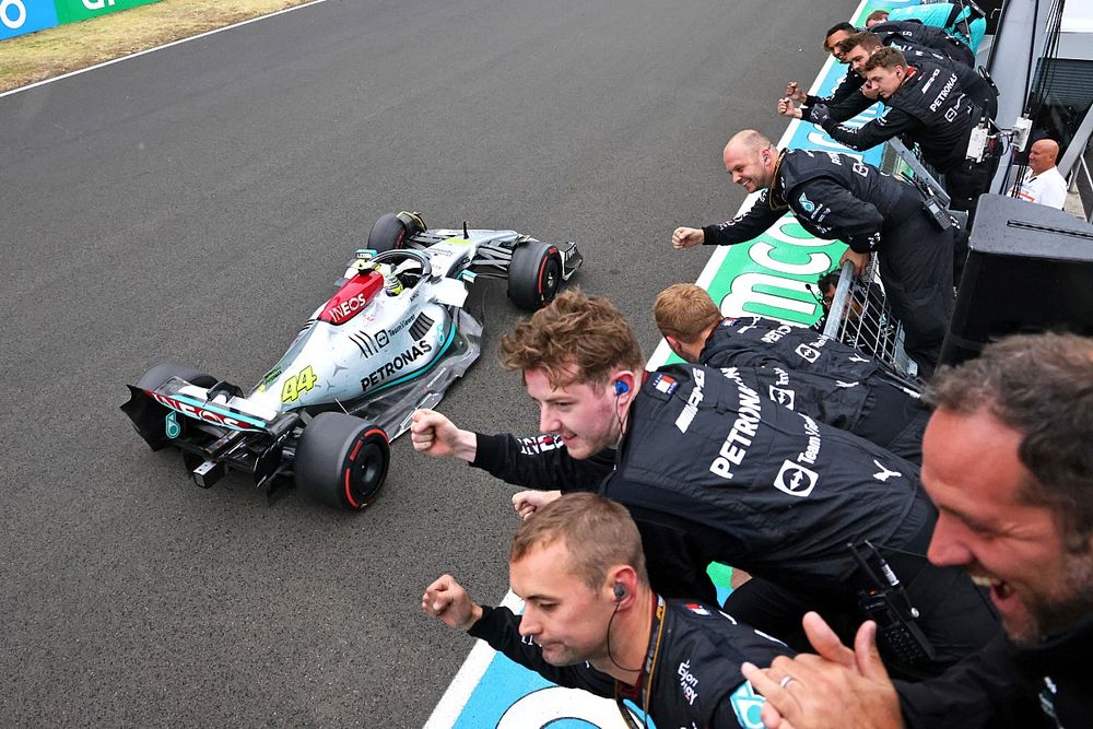 Lewis Hamilton, Mercedes W132n crosses the line to the delight of his team on the pit wall