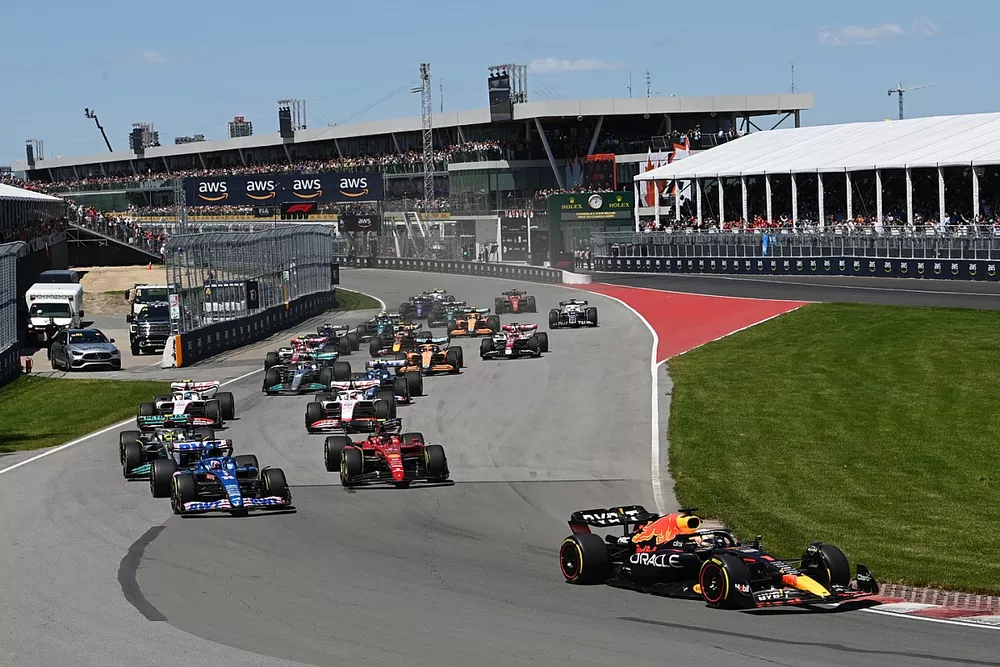 Max Verstappen, Red Bull Racing RB18, Fernando Alonso, Alpine A522, Carlos Sainz, Ferrari F1-75, Lewis Hamilton, Mercedes W13, Kevin Magnussen, Haas VF-22, the rest of the field at the start