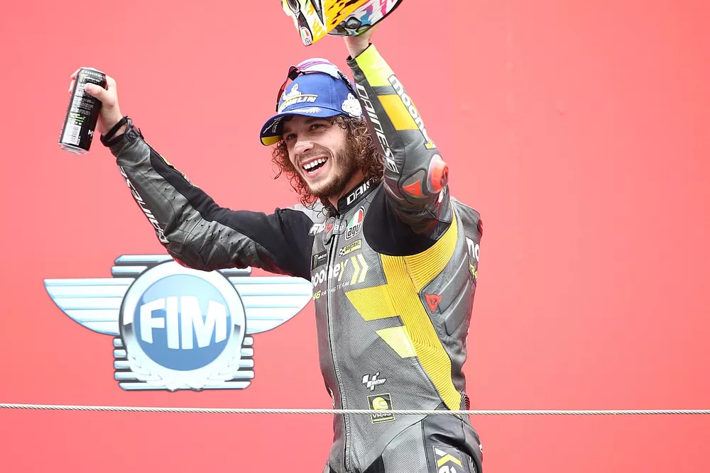 Le deuxi&egrave;me Marco Bezzecchi, VR46 Racing Team sur le podium