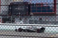 Tsunoda gira en Imola con un Racing Bull con decoración de camuflaje