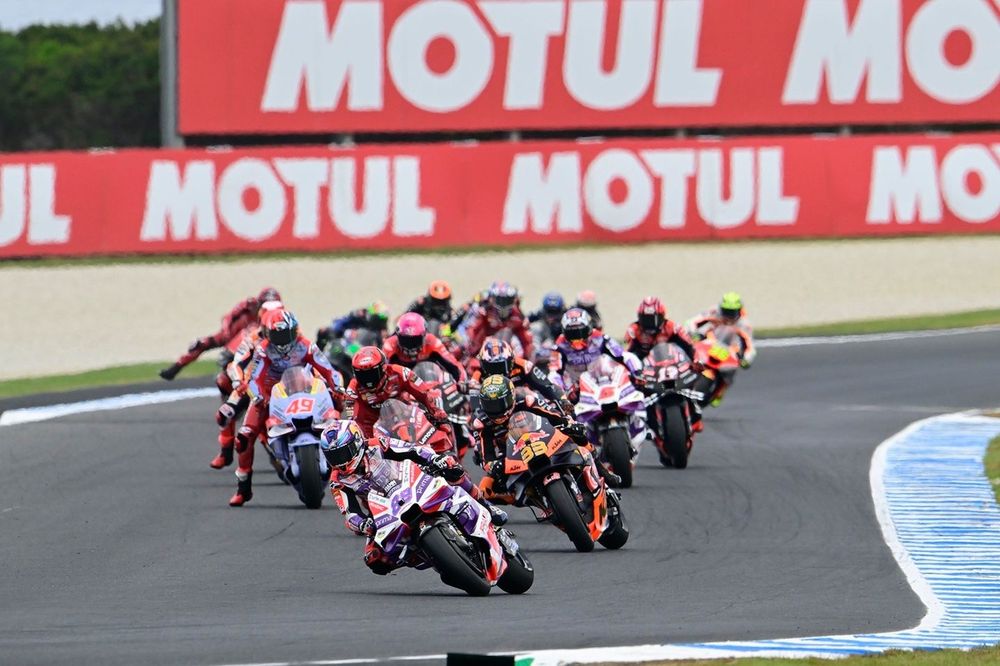 Jorge Martín, Pramac Racing, lidera el pelotón en la primera vuelta