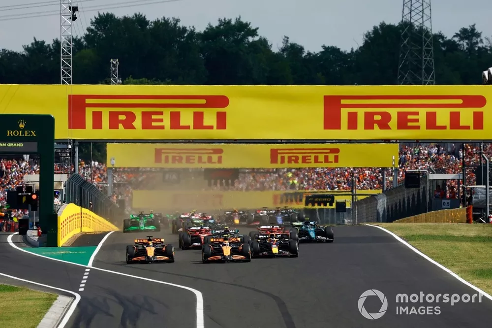 Lando Norris, McLaren MCL38, Max Verstappen, Red Bull Racing RB20, Oscar Piastri, McLaren MCL38, Fernando Alonso, Aston Martin AMR24, Charles Leclerc, Ferrari SF-24, Carlos Sainz, Ferrari SF-24, de rest van het veld bij de start