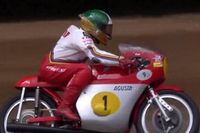 V&iacute;deo: Agostini pilota con 82 a&ntilde;os la MV Augusta de 1972 en Goodwood