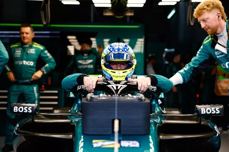 Fernando Alonso, Aston Martin F1 Team, se acomoda en su asiento