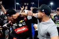 VIDEO: Stenhouse da un pu&ntilde;etazo en la cara a Busch tras la NASCAR All-Star Race
