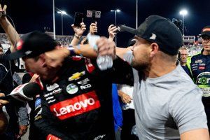 VIDEO: Stenhouse da un pu&ntilde;etazo en la cara a Busch tras la NASCAR All-Star Race