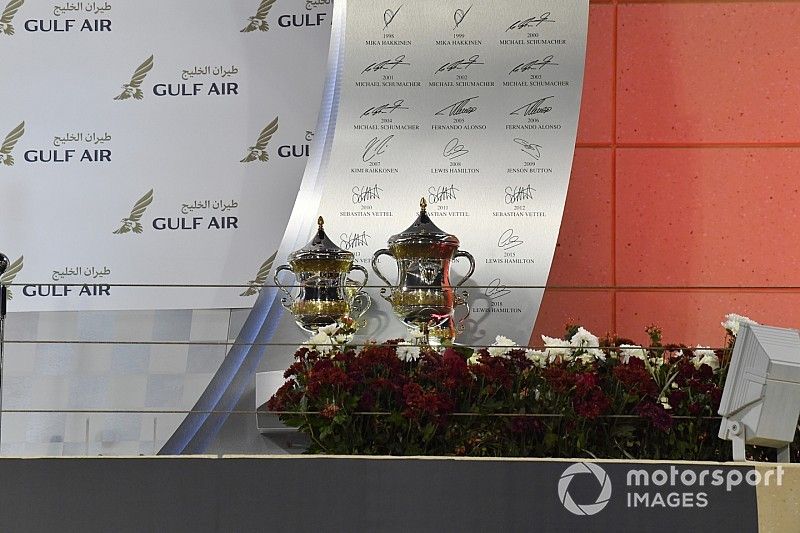 Los trofeos en el podio