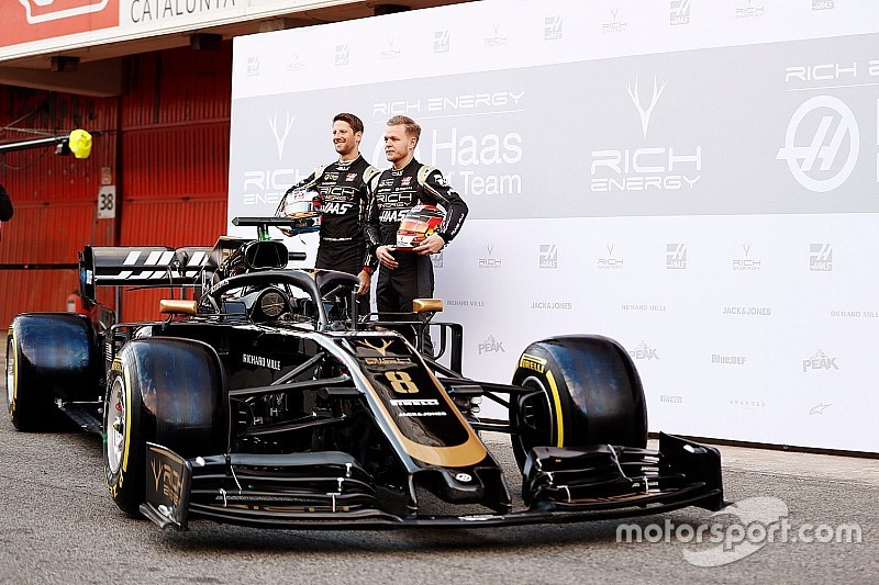 Haas VF-19: presentata la nuova F1 americana nella pit lane di Barcellona