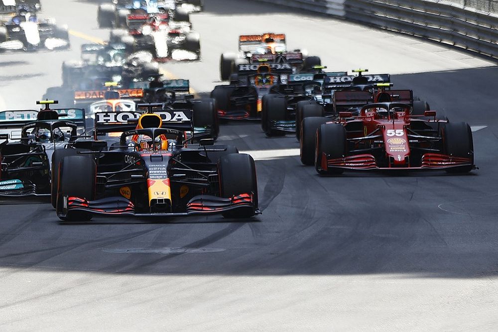 Arrancada Max Verstappen, Red Bull Racing RB16B, l&iacute;der 