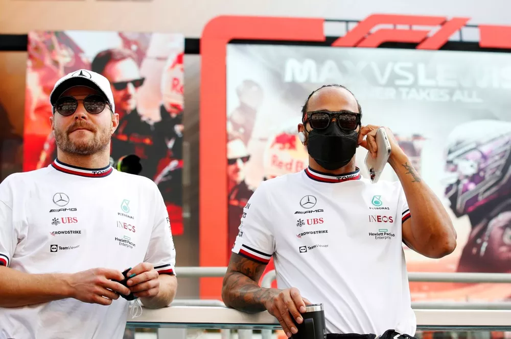 Valtteri Bottas, de Mercedes, Lewis Hamilton, de Mercedes, y George Russell, de Williams, en el autobús del desfile de pilotos