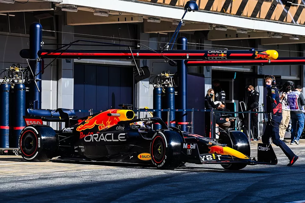 Sergio Pérez, Red Bull Racing RB18, sale de boxes