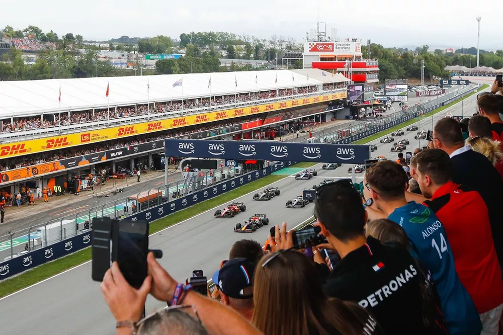 Max Verstappen, Red Bull Racing RB19, Carlos Sainz, Ferrari SF-23, Lando Norris, McLaren MCL60, Lewis Hamilton, Mercedes F1 W14, Lance Stroll, Aston Martin AMR23, the rst of the field at the start