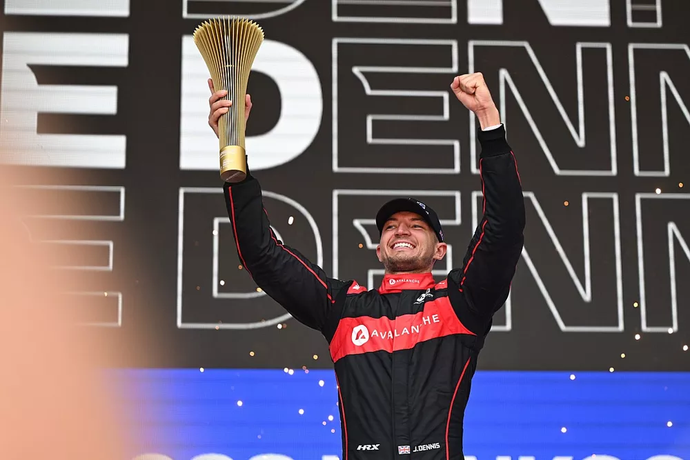 Jake Dennis, Andretti Autosport, 1st position, lifts his trophy