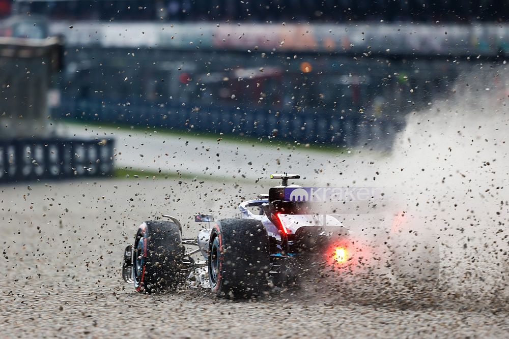 Logan Sargeant, Williams FW45, se sale de pista en la &uacute;ltima curva durante la FP3