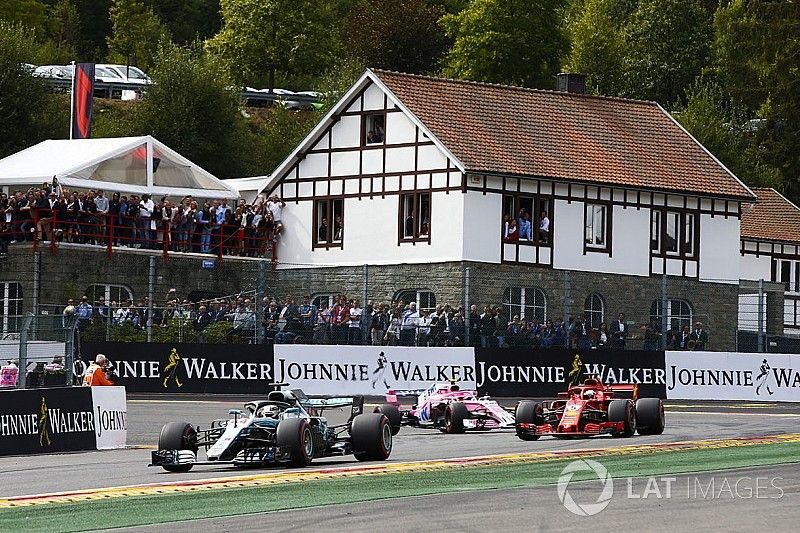 Lewis Hamilton, Mercedes AMG F1 W09,  Sebastian Vettel, Ferrari SF71H, y Esteban Ocon, Racing Point Force India VJM11,  vuelta de formaci&oacute;n