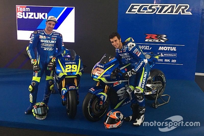 Andrea Iannone y Alex Rins con la Suzuki MotoGP 2017