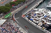 Ricciardo aguanta el acoso de Vettel para ganar en M&oacute;naco por primera vez