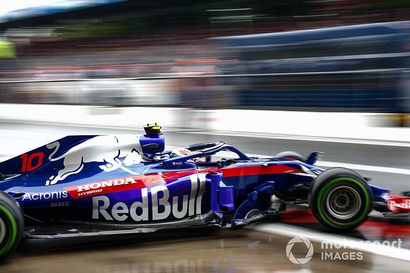 Pierre Gasly, Toro Rosso STR13, leaves the garage