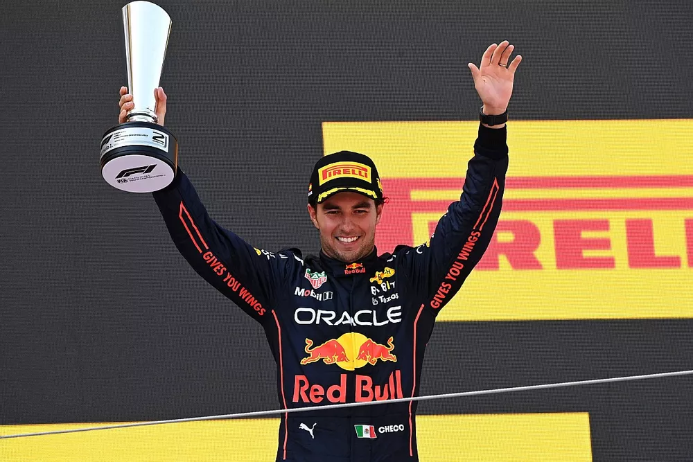 Podio: segundo lugar Sergio P&eacute;rez, Red Bull Racing