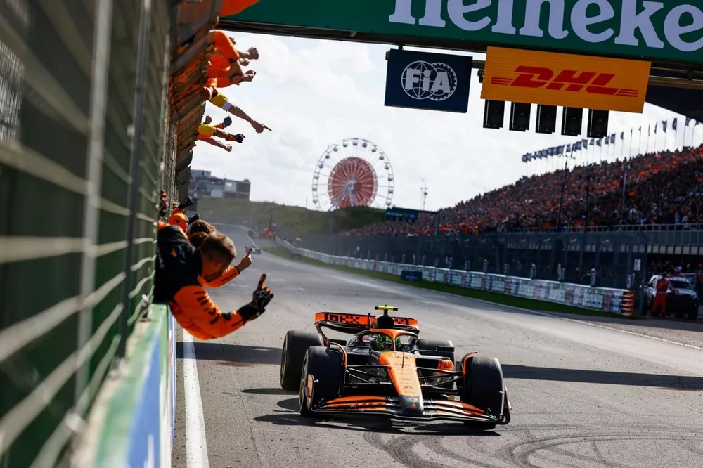 Lando Norris, McLaren MCL38, 1st position, takes the chequered flag