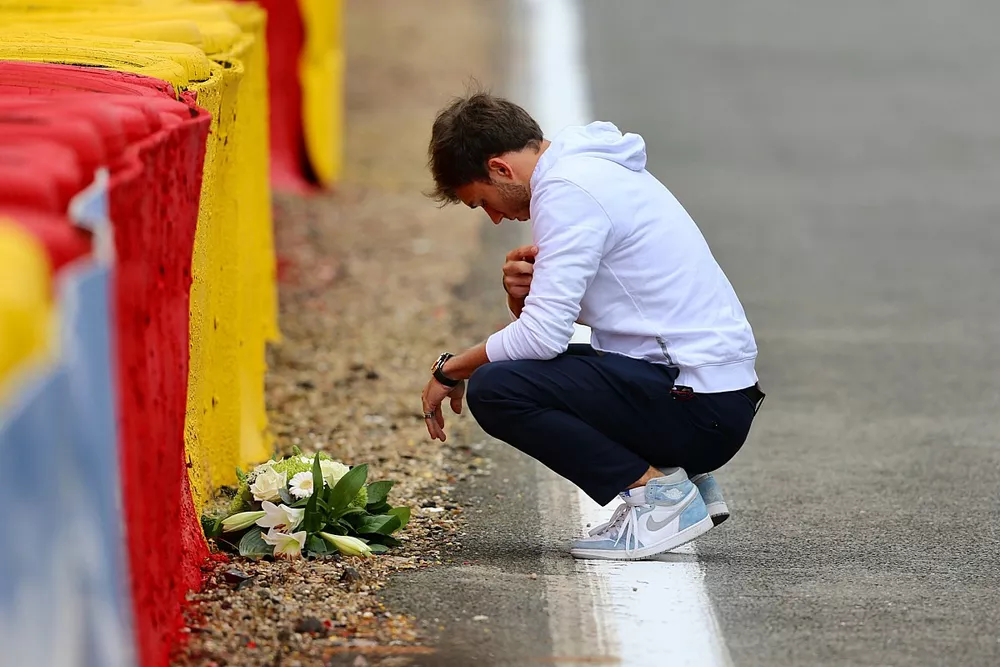 Pierre Gasly, AlphaTauri, déposent des fleurs en mémoire d'Anthoine Hubert