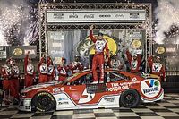 Larson gana en Bristol tras enredo entre Elliott y Harvick