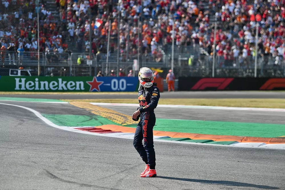 Max Verstappen, de Red Bull Racing, se aleja de su coche da&ntilde;ado