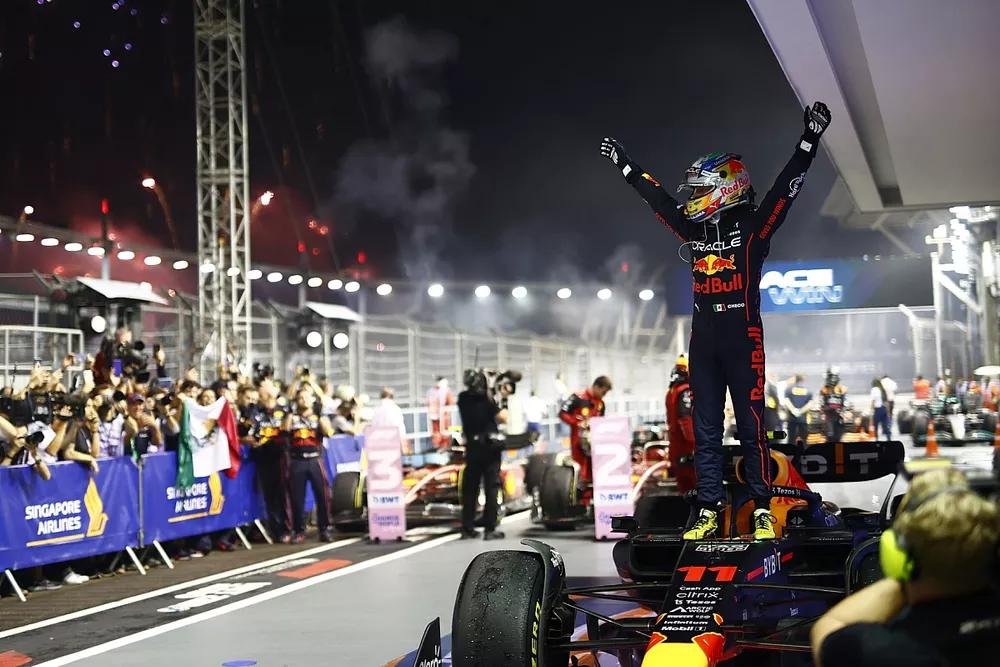 Sergio Perez, Red Bull Racing, fête sa victoire dans le parc fermé, avec des feux d'artifices en arrière-plan