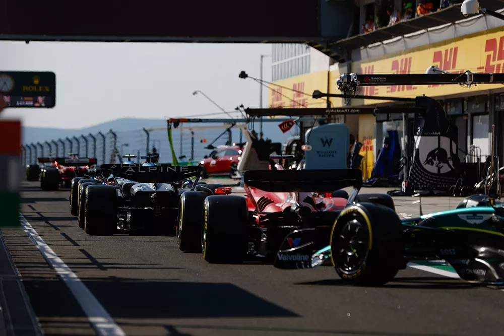 Pierre Gasly, Alpine A523, Esteban Ocon, Alpine A523, Charles Leclerc, Ferrari SF-23, en la cola para salir de boxes.