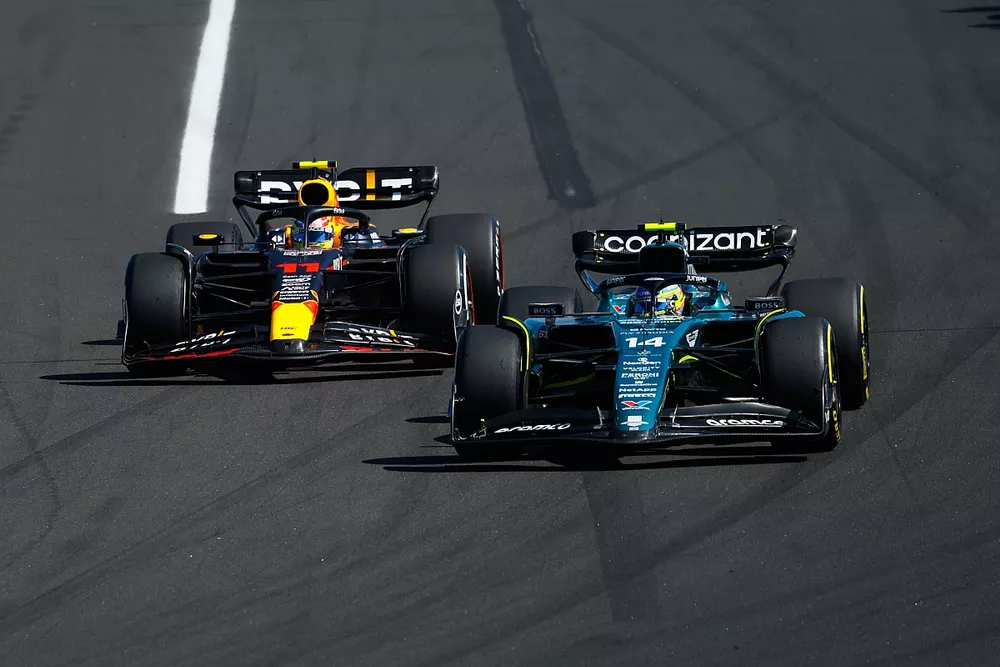 Fernando Alonso, Aston Martin AMR23, Sergio Perez, Red Bull Racing RB19