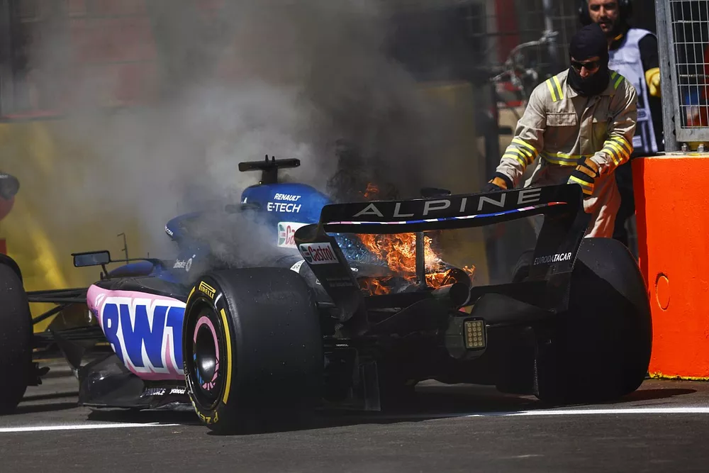 Pierre Gasly, Alpine A523, con fuego en la parte trasera