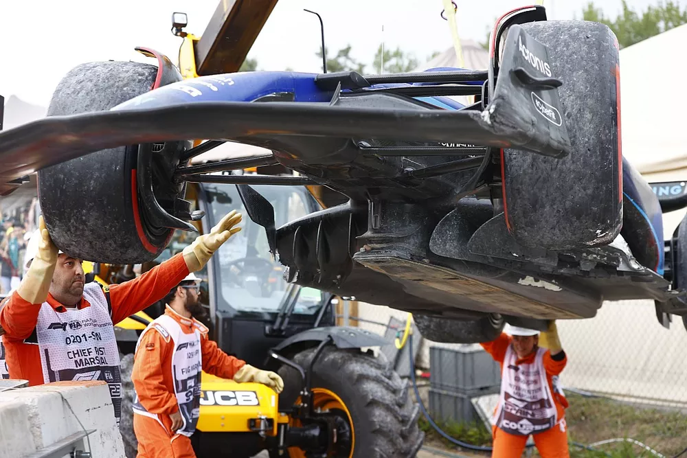 I commissari rimuovono la vettura di Logan Sargeant, Williams FW45, dalla ghiaia dopo l' incidente nelle FP3