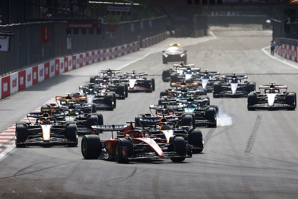 Charles Leclerc, Ferrari SF-23, Max Verstappen, Red Bull Racing RB19, Sergio Pérez, Red Bull Racing RB19, Carlos Sainz, Ferrari SF-23, el resto de la parrilla en la salida.