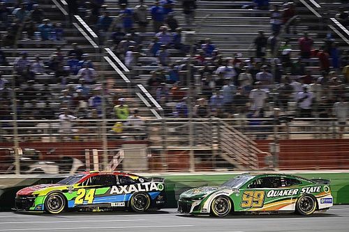 Byron gana carrera recortada por lluvia en Atlanta y Suárez segundo