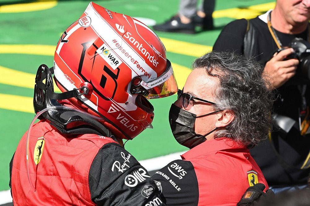 Charles Leclerc, Ferrari, 1&ordf; posici&oacute;n, lo celebra en el Parc Ferme con Laurent Mekies, director de carreras de Ferrari
