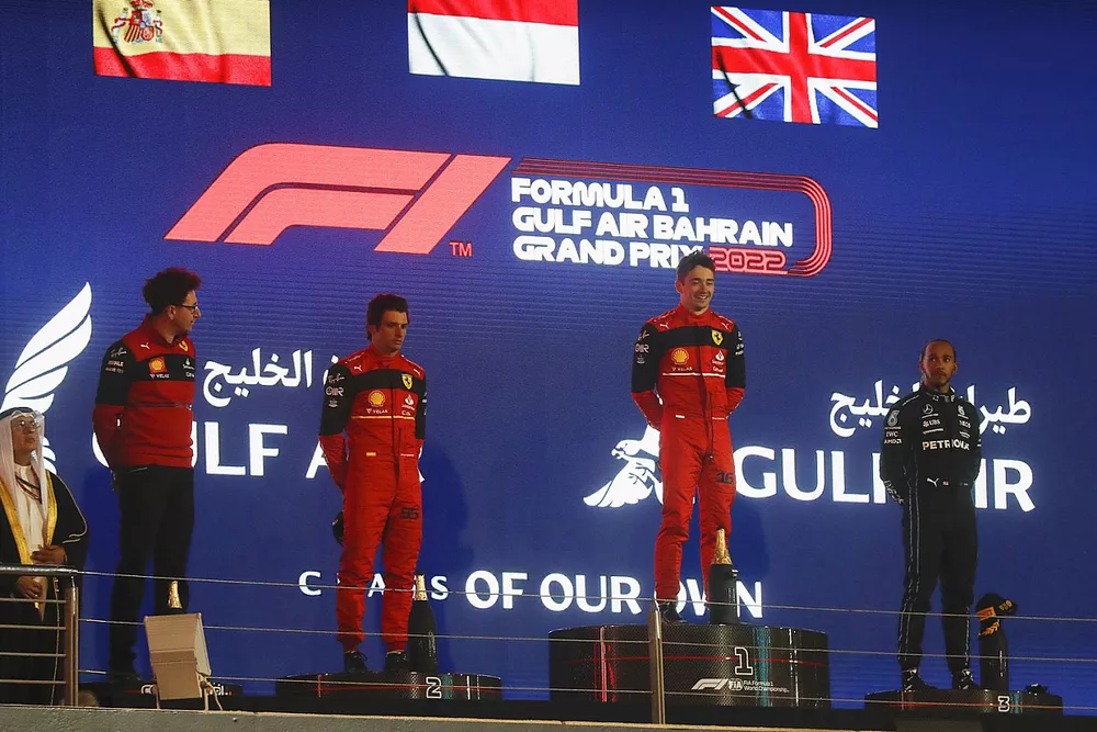 Le vainqueur Charles Leclerc, Ferrari, le deuxième Carlos Sainz Jr., Ferrari, le troisième Lewis Hamilton, Mercedes, et Mattia Binotto, team principal, Ferrari sur le podium
