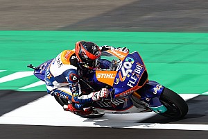 Error de Alex Márquez y triunfo de Fernández