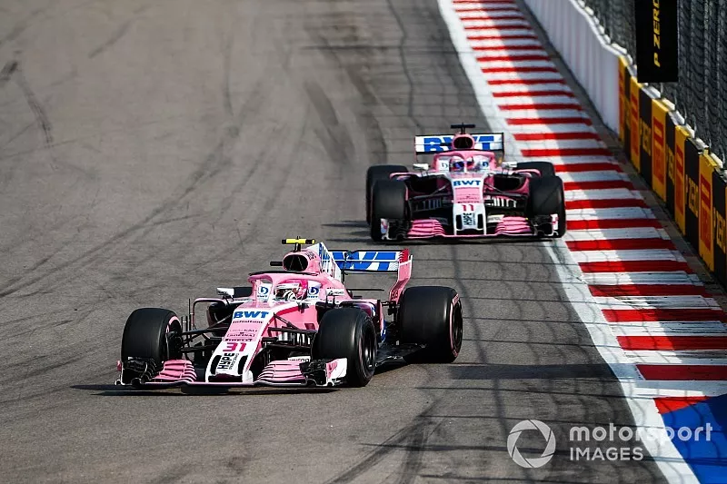 Esteban Ocon, Racing Point Force India VJM11, lidera a Sergio Pérez, Racing Point Force India VJM11