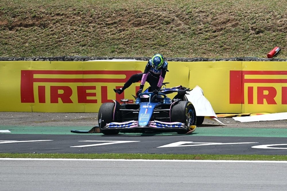 Esteban Ocon, Alpine A523 tras un contacto con Fernando Alonso, Aston Martin AMR23 en la Shootout 1