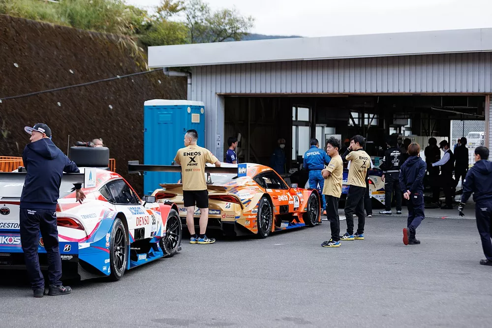 #14 ENEOS X PRIME GR Supra, #39 DENSO KOBELCO SARD GR Supra