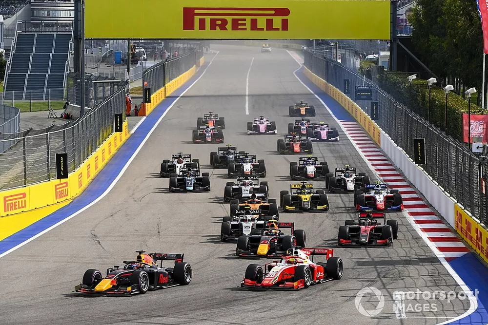 Yuki Tsunoda, Carlin et Mick Schumacher, Prema Racing se battent au d&eacute;part de la course