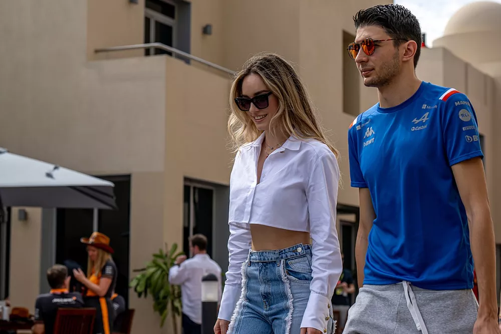 Esteban Ocon, del equipo Alpine F1, con su compa&ntilde;era Elena Berri 