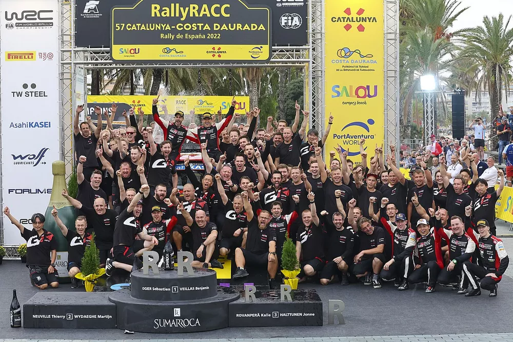 Les vainqueurs Sebastien Ogier, Benjamin Veillas, Toyota Gazoo Racing WRT Toyota GR Yaris Rally1, avec leur équipe