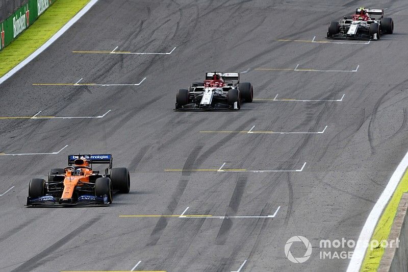 Carlos Sainz Jr, McLaren MCL34, lidera Kimi Raikkonen, Alfa Romeo Racing C38, y Antonio Giovinazzi, Alfa Romeo Racing C38