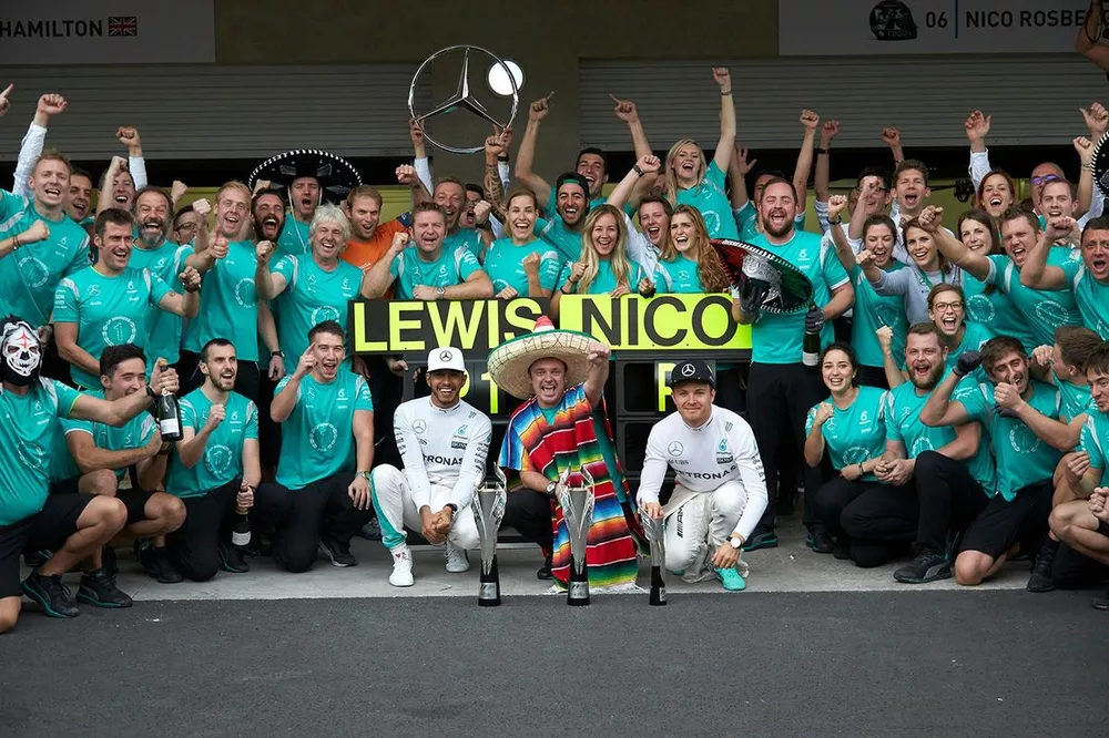 Lewis Hamilton, Mercedes AMG, 1ra posición, Tony Walton, Spares Co Ordinator, Mercedes AMG, Nico Rosberg, Mercedes AMG, 2da posición, y el equipo Mercedes AMG celebran un final 1-2