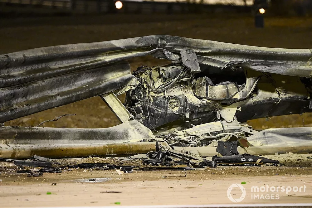 Da&ntilde;os en la barrera despu&eacute;s de un accidente en la primera vuelta para Romain Grosjean, Haas F1