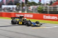 Bruno Senna anda com Lotus cl&aacute;ssica antes do GP da Espanha de F1