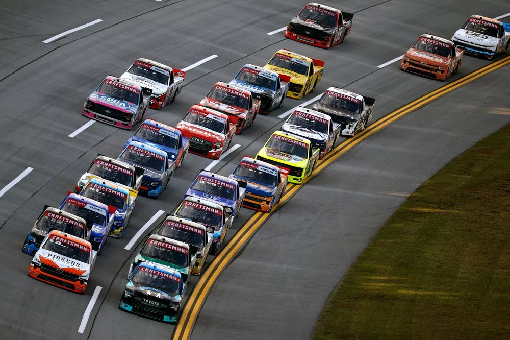 Field races through tri-oval at Talladega